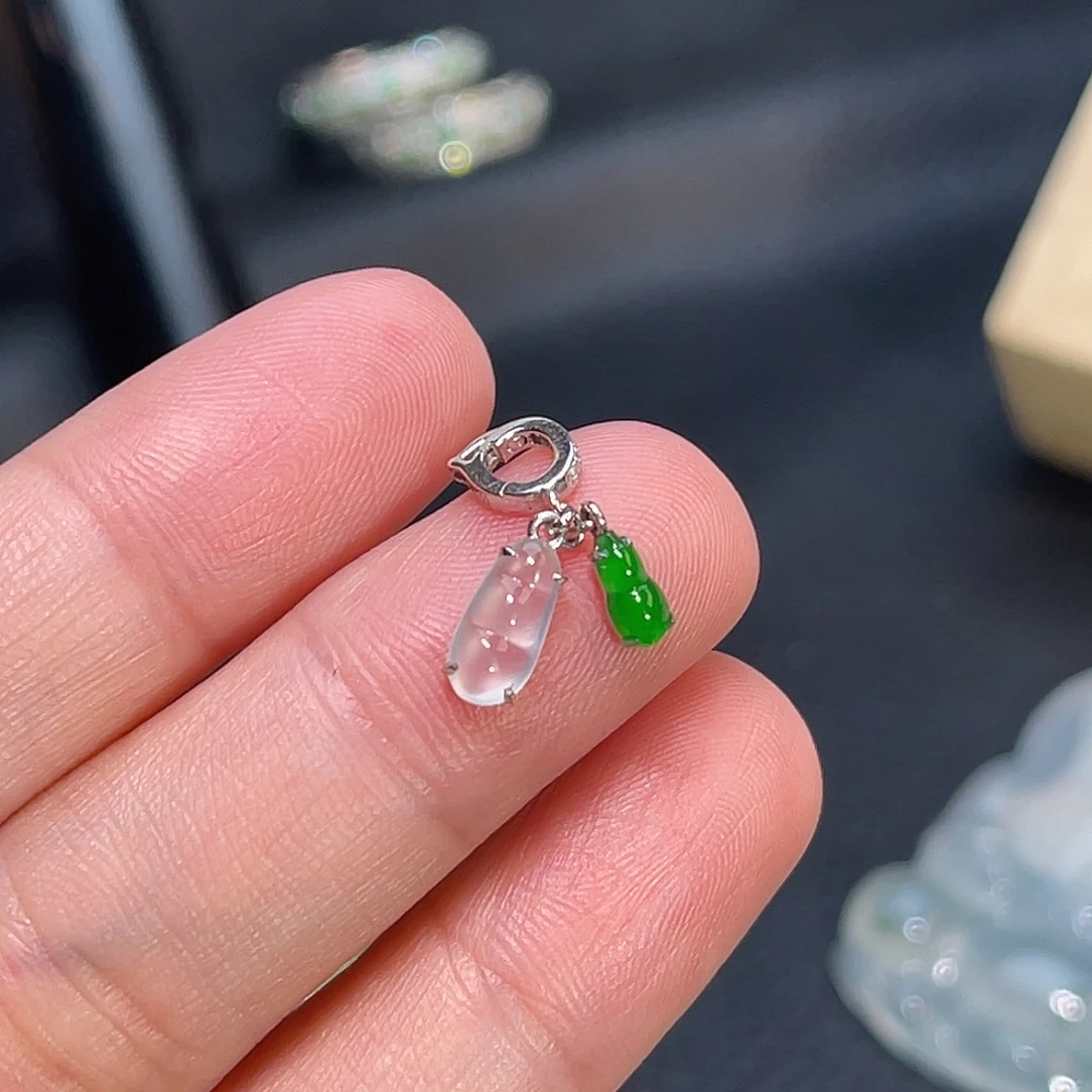 S***p翡翠18K金镶嵌颈饰福豆