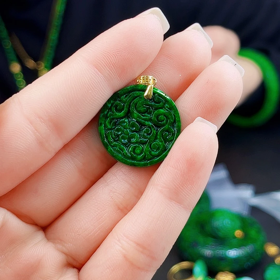 颈饰18K金镶嵌翡翠多样性