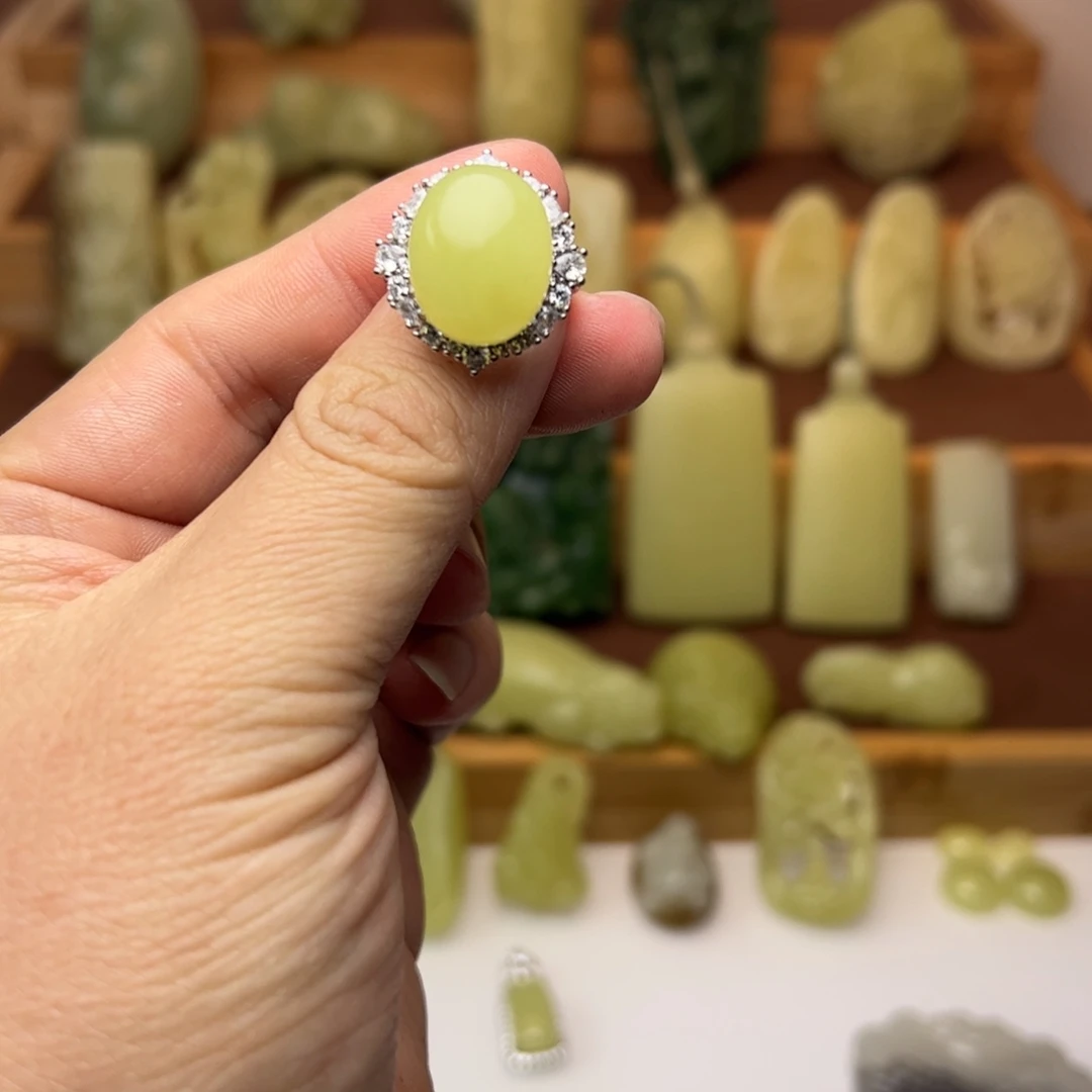 超***狒和田玉未镶嵌颈饰