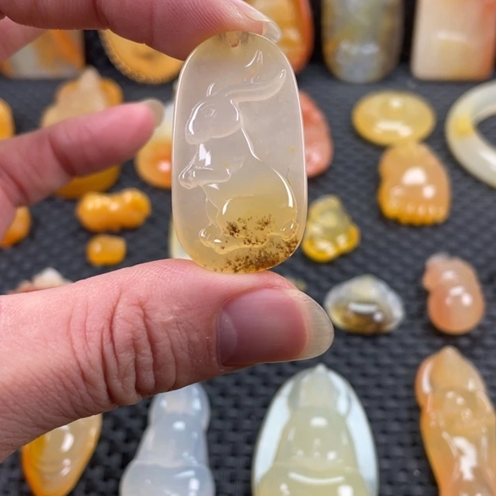 石英质玉（黄龙玉）未镶嵌颈饰