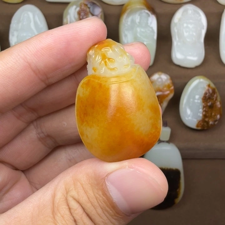 颈饰未镶嵌和田玉履*