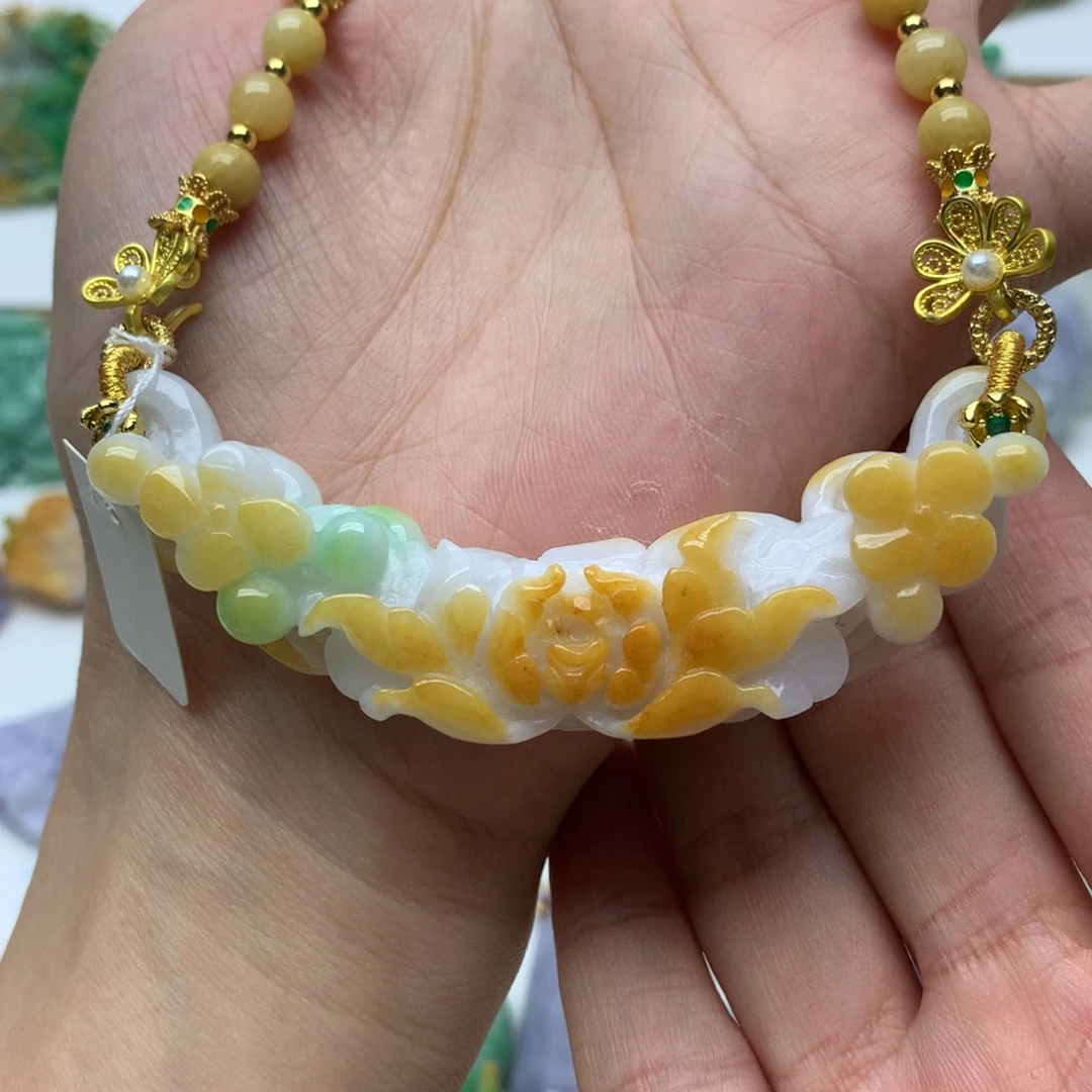 翡翠颈饰未镶嵌月**半翡翠