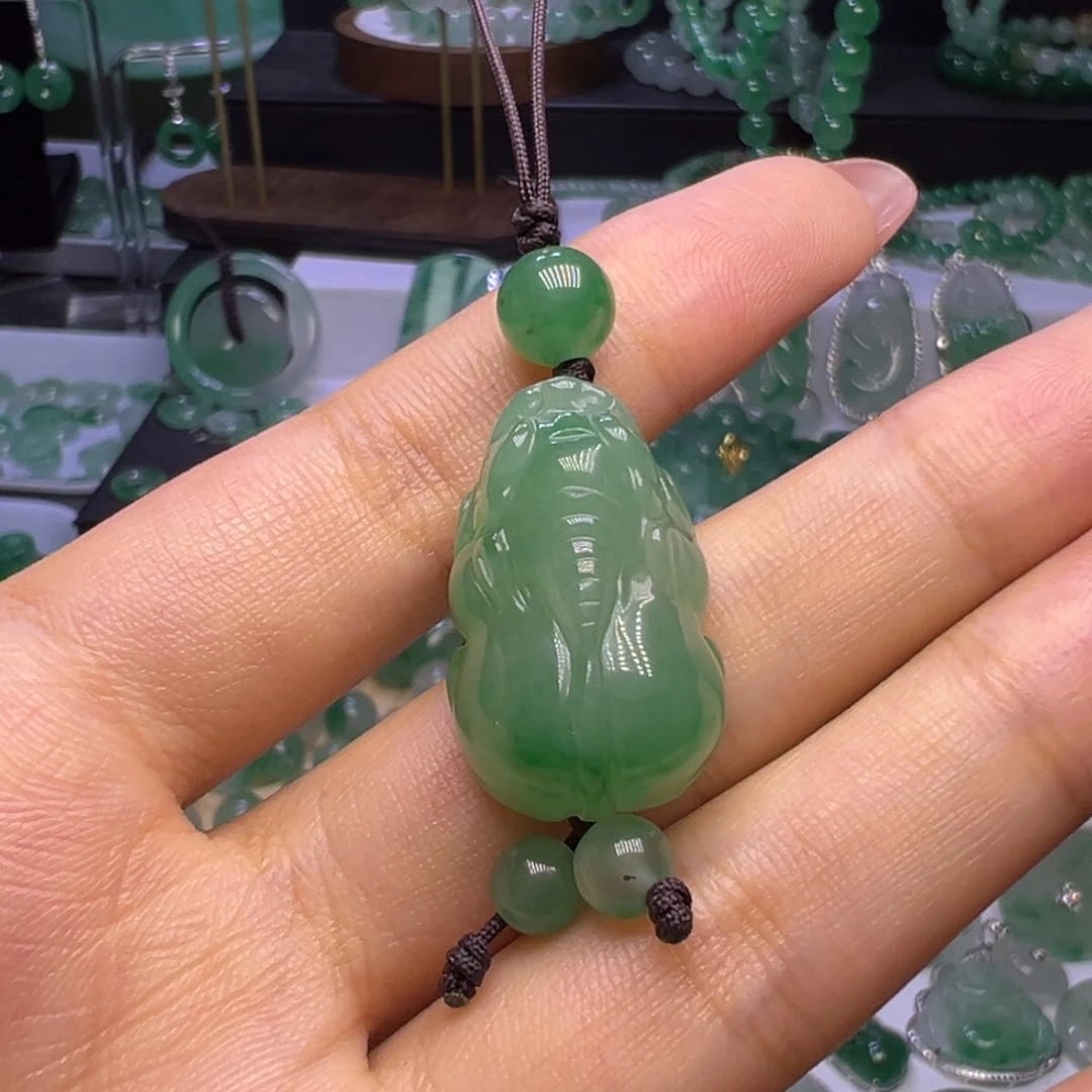 ****洁石英质玉（非洲翠）未镶嵌颈饰