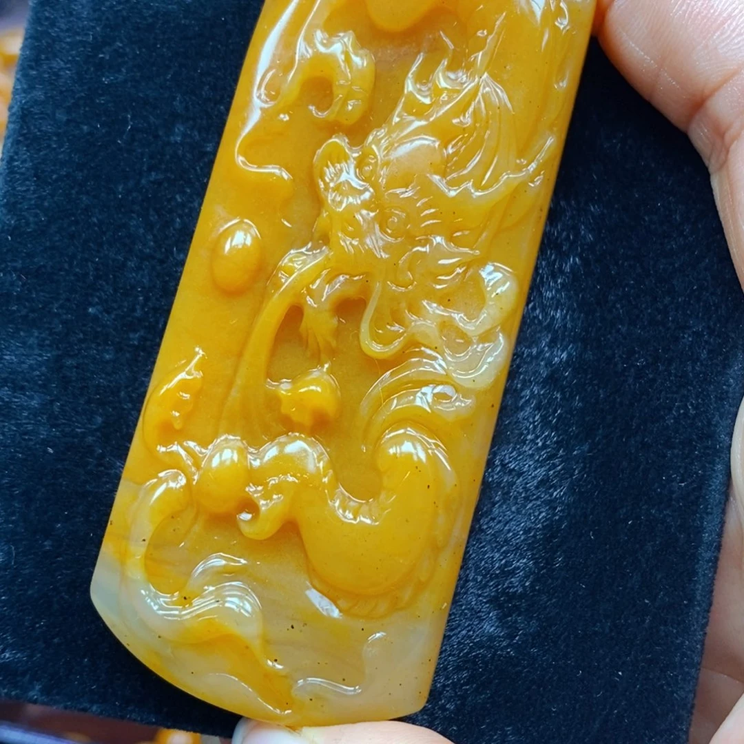 未镶嵌石英质玉（黄龙玉）颈饰
