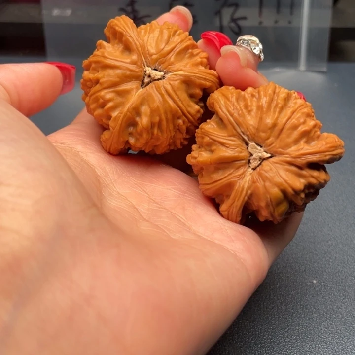 麒***强文玩核桃吊坠白狮子