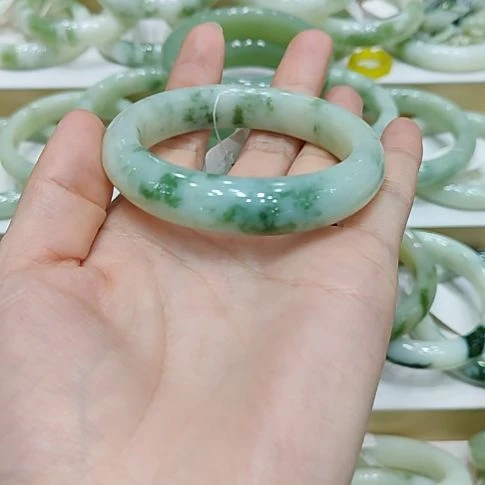 群***姿透闪石-蛇纹石玉未镶嵌手镯