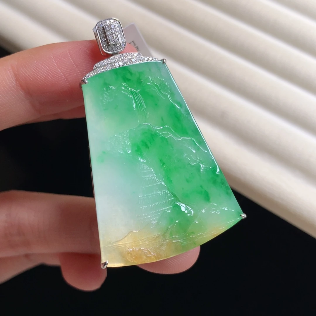 翡翠颈饰18K金镶嵌山水牌