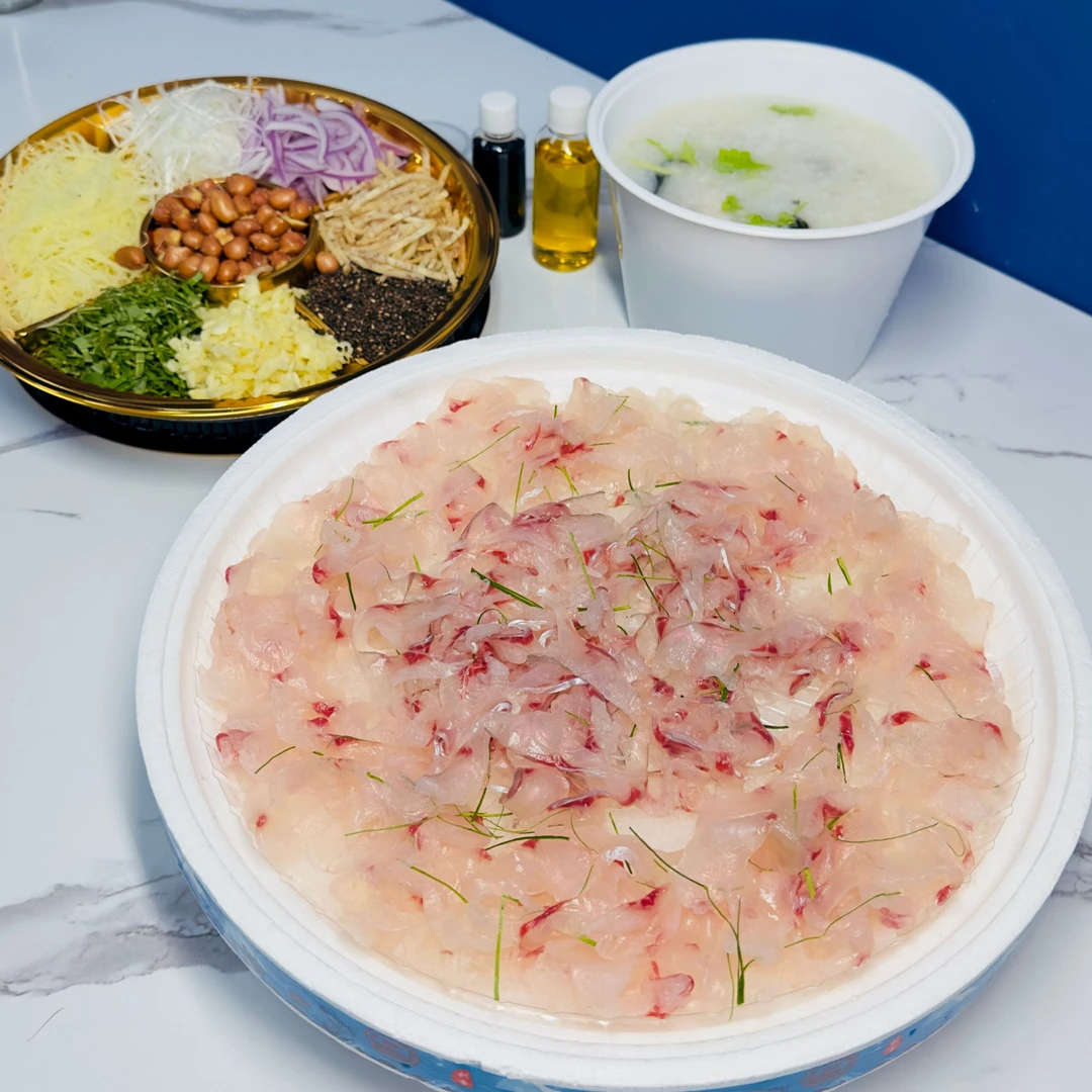 龙川鱼生138元（活草鱼2.8斤+活赤眼0.7两 双拼+鱼骨粥）配料：茶油+盐+酱油+芥末还有八宝配料