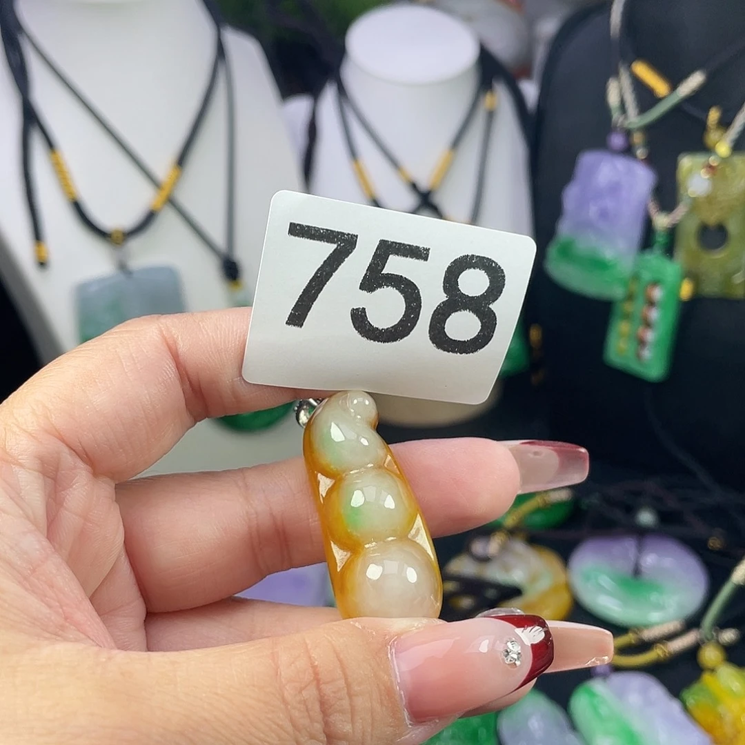 翡翠未镶嵌吊坠(赠链)