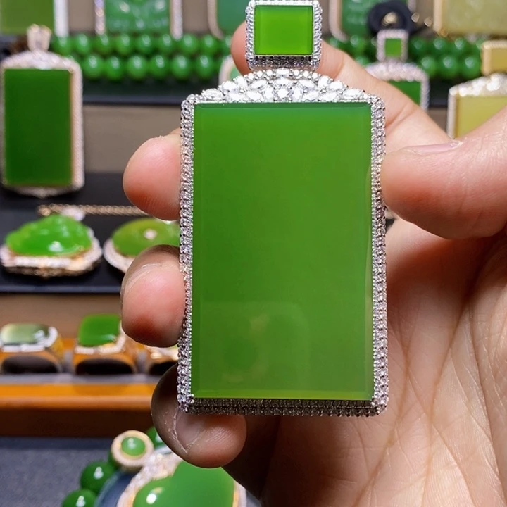 吊坠(不含链)18K金镶嵌和田玉四****）