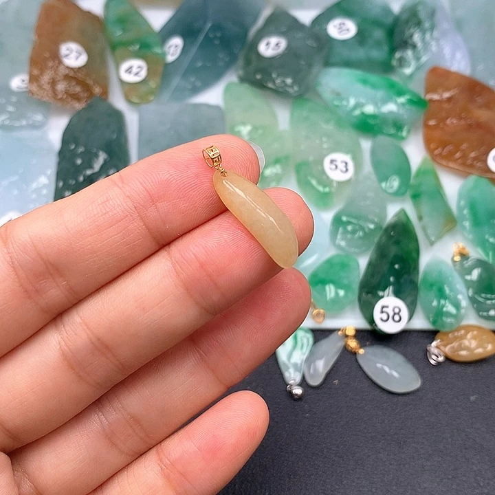 翡翠未镶嵌颈饰随型