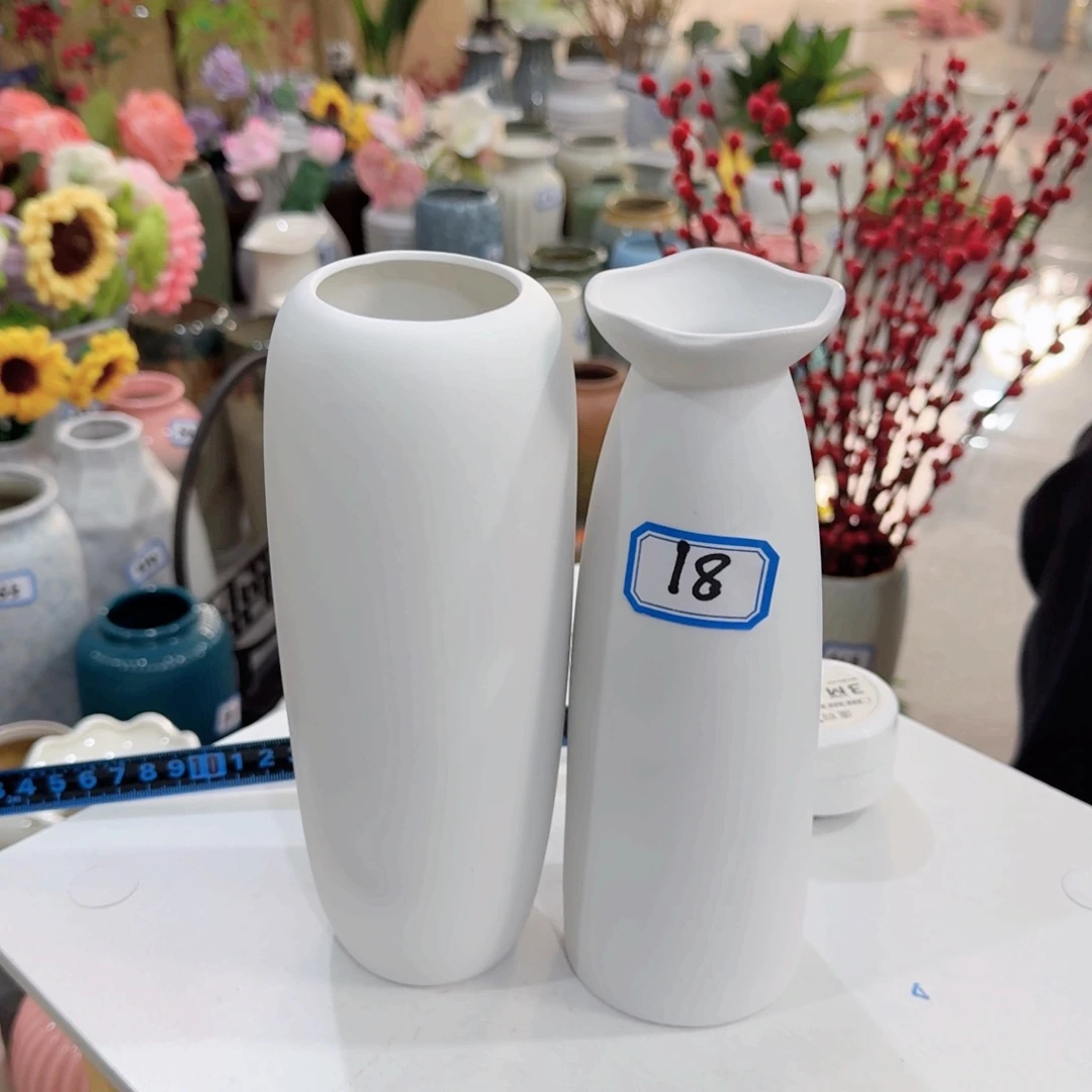 18号一对陶瓷高20厘米瑕疵