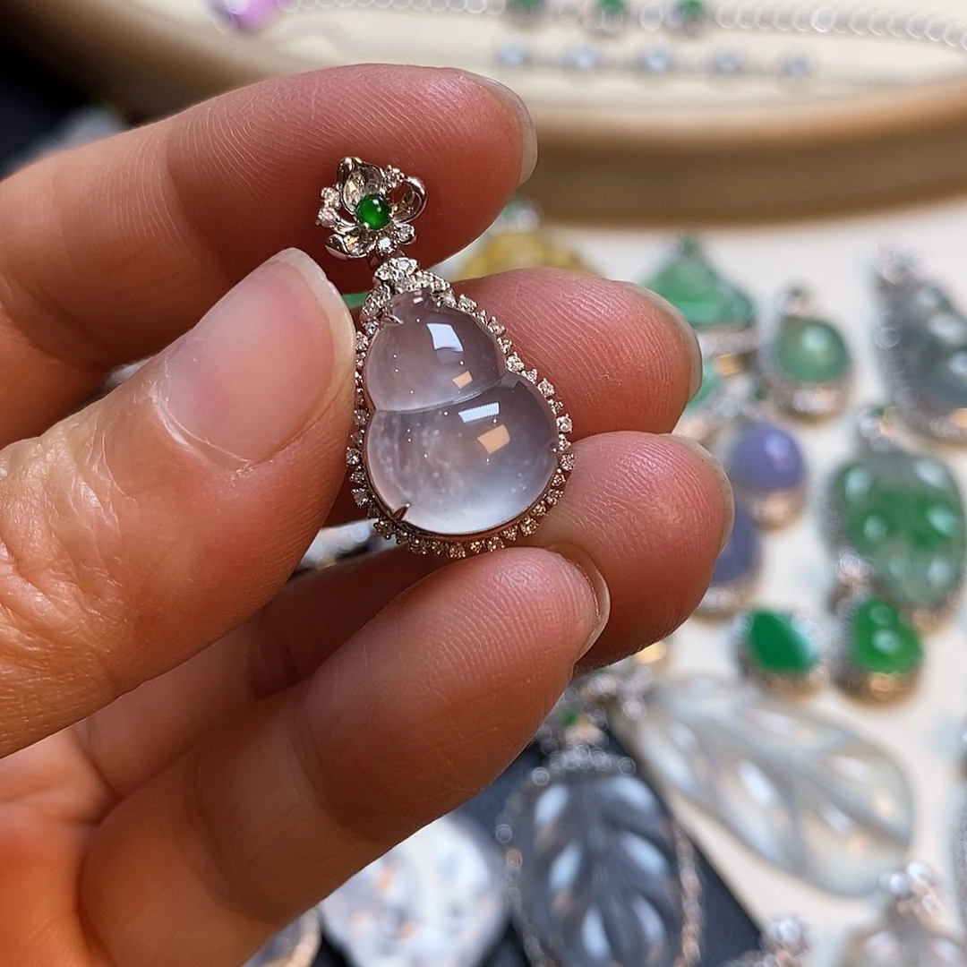 翡翠18K金镶嵌颈饰葫芦