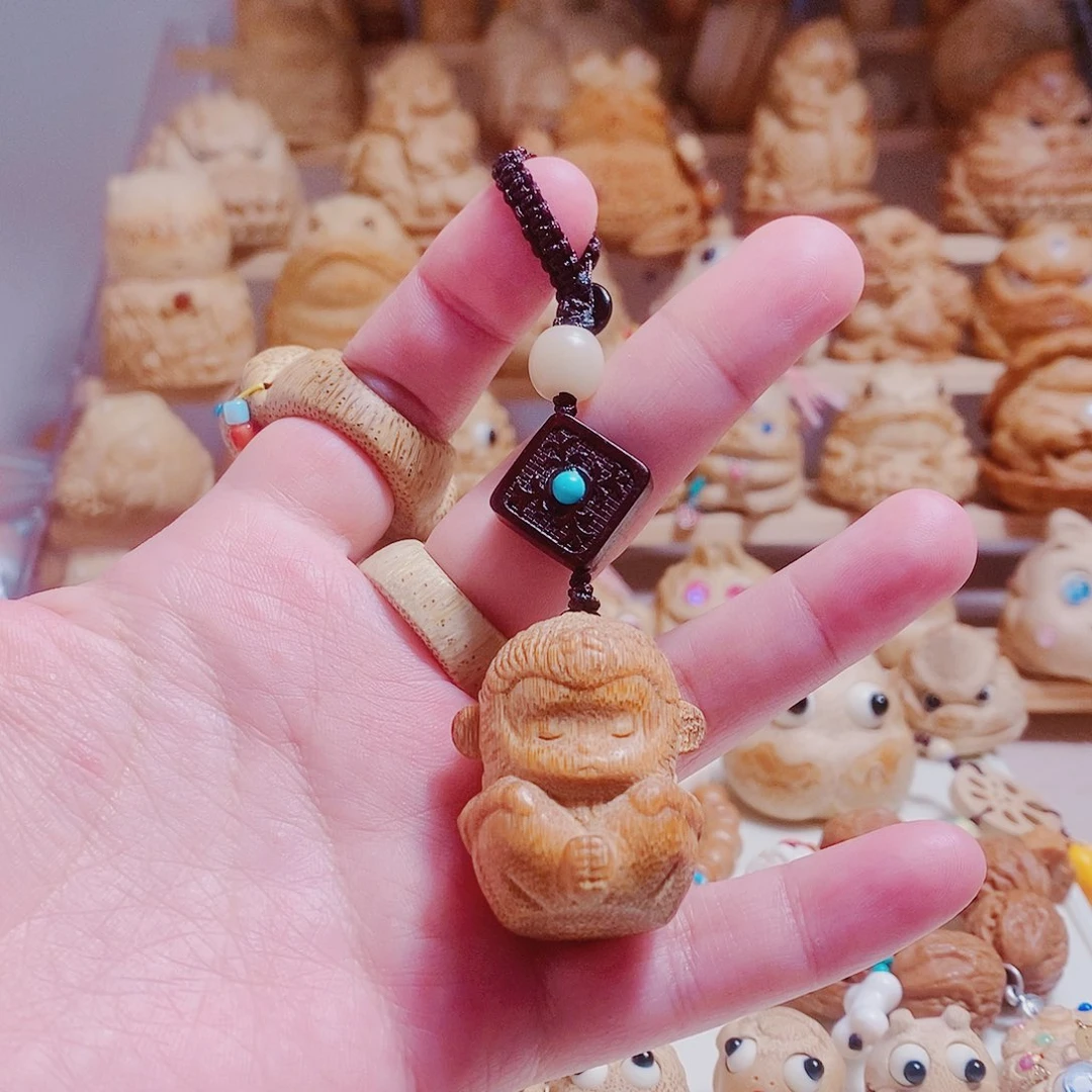 香榧木文玩实心玉竹雕刻猴子