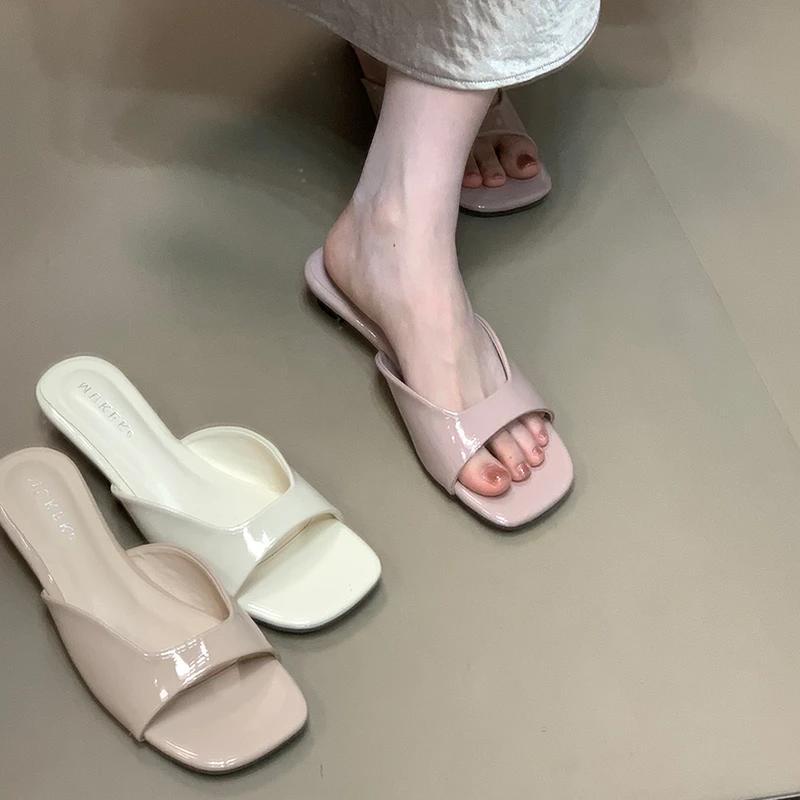 法式凉拖鞋气质一字拖漆皮低跟外穿通勤鞋夏季新款配裙子