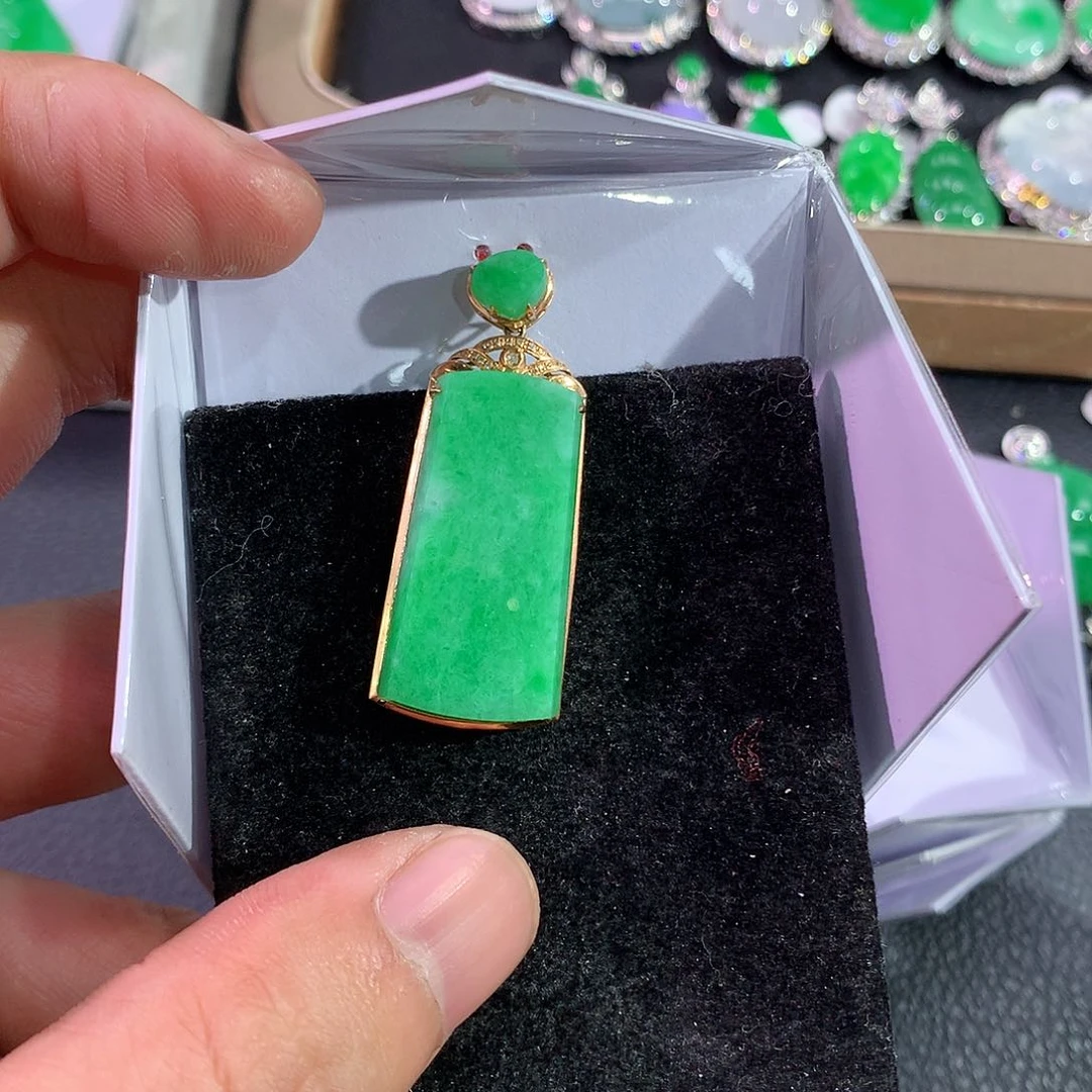 翡翠吊坠(赠链)18K金镶嵌