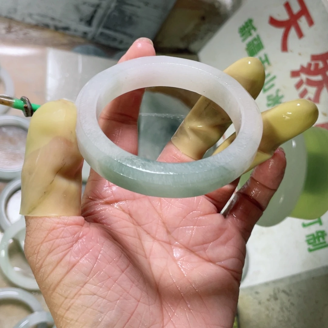 栀***开石英质玉（天山翠）未镶嵌手镯定制