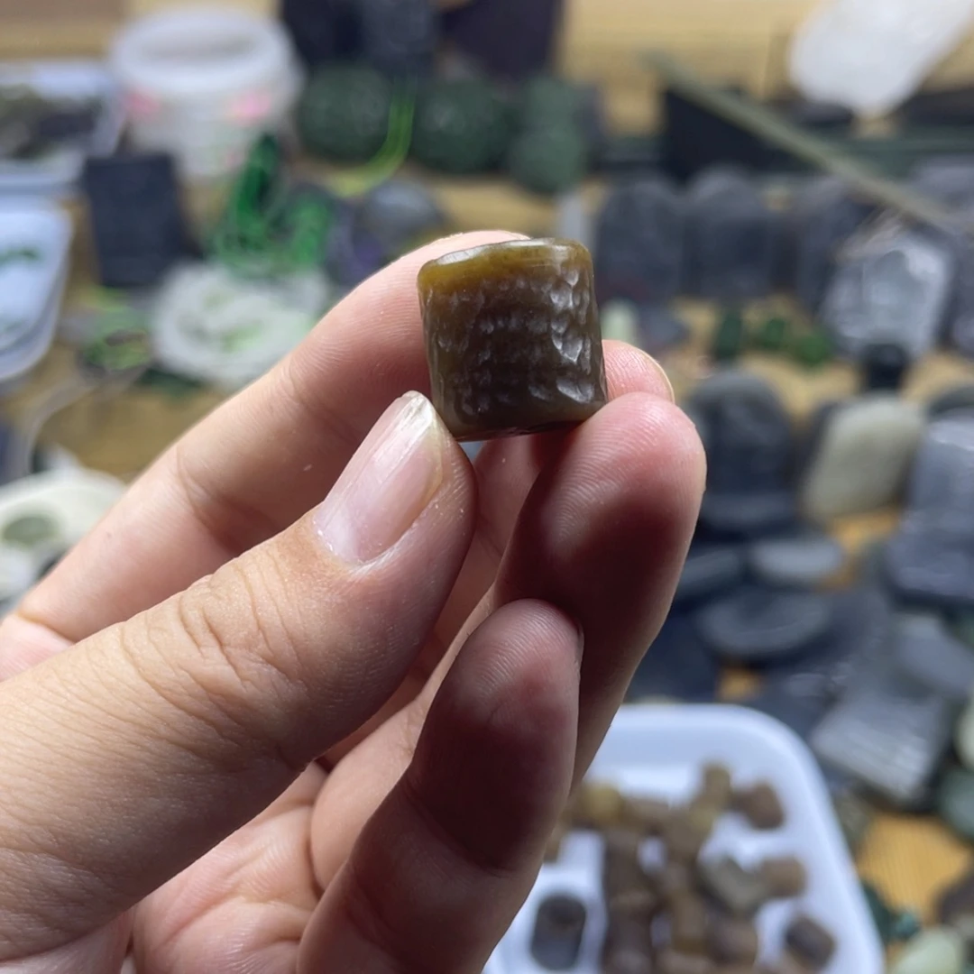 我***有和田玉未镶嵌颈饰有瑕疵