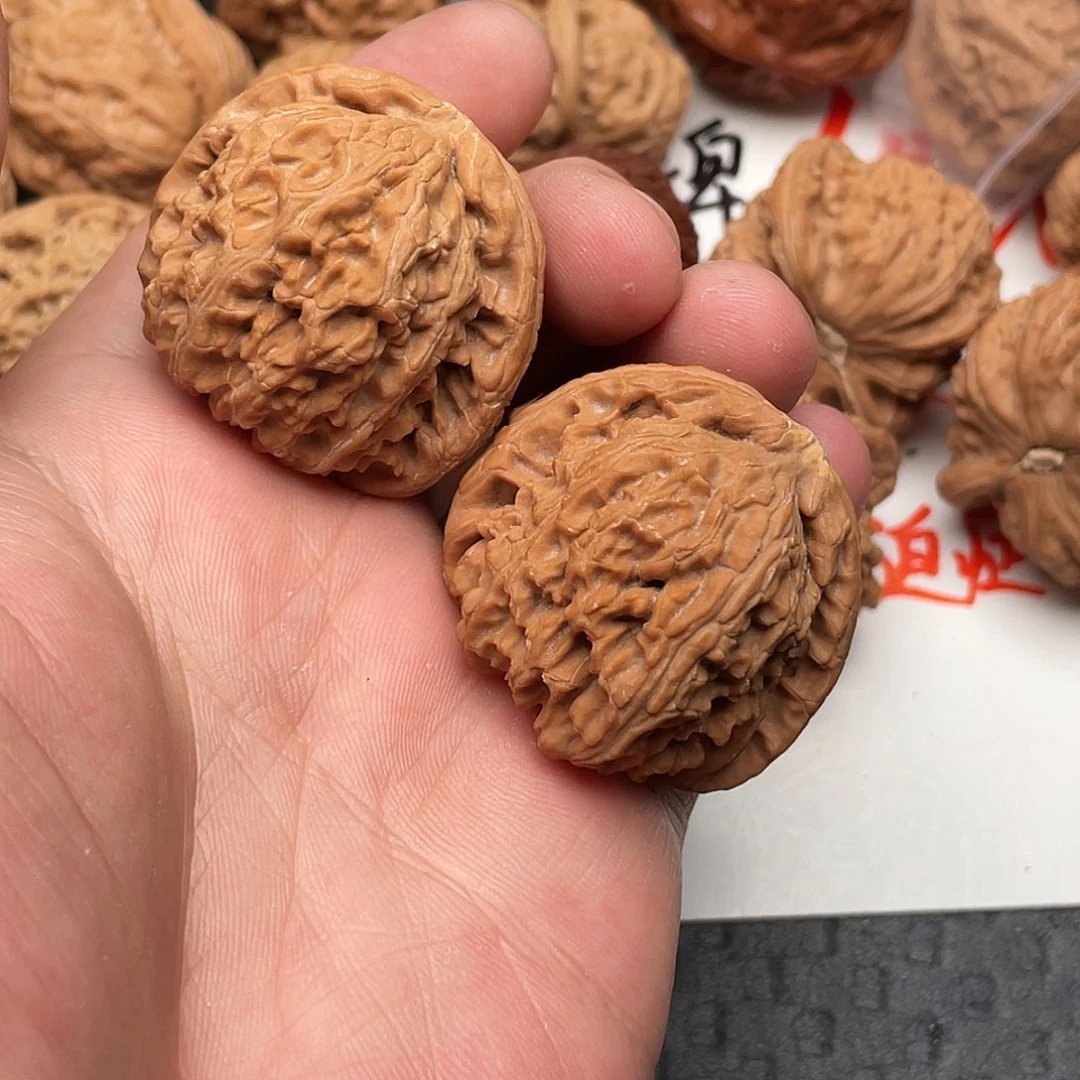 文玩核桃吊坠老***冲白狮子