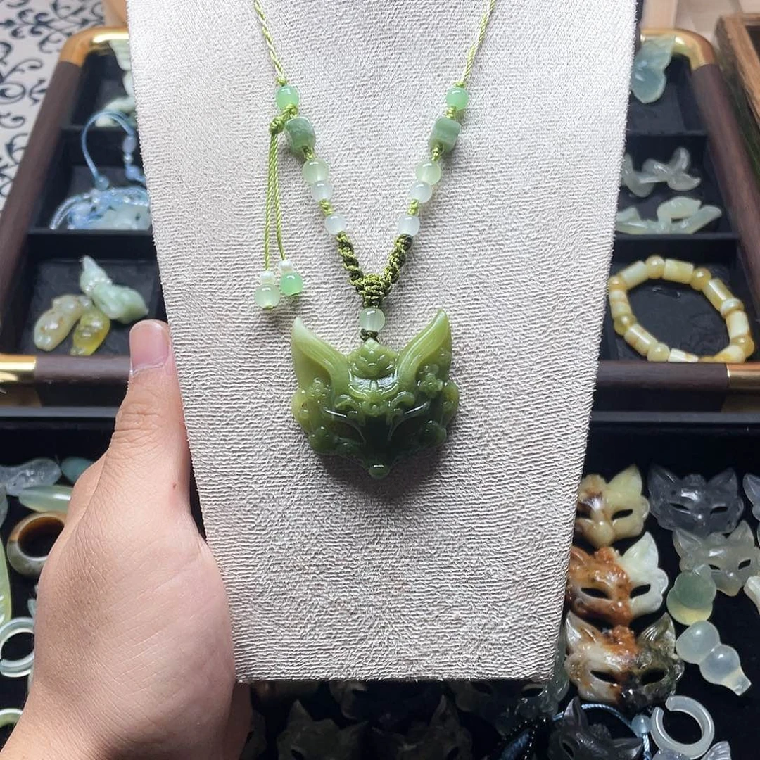 蛇纹石玉未镶嵌颈饰