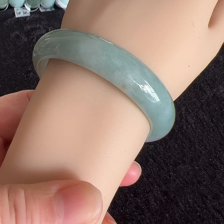 翡翠未镶嵌手镯编号93002圈口55