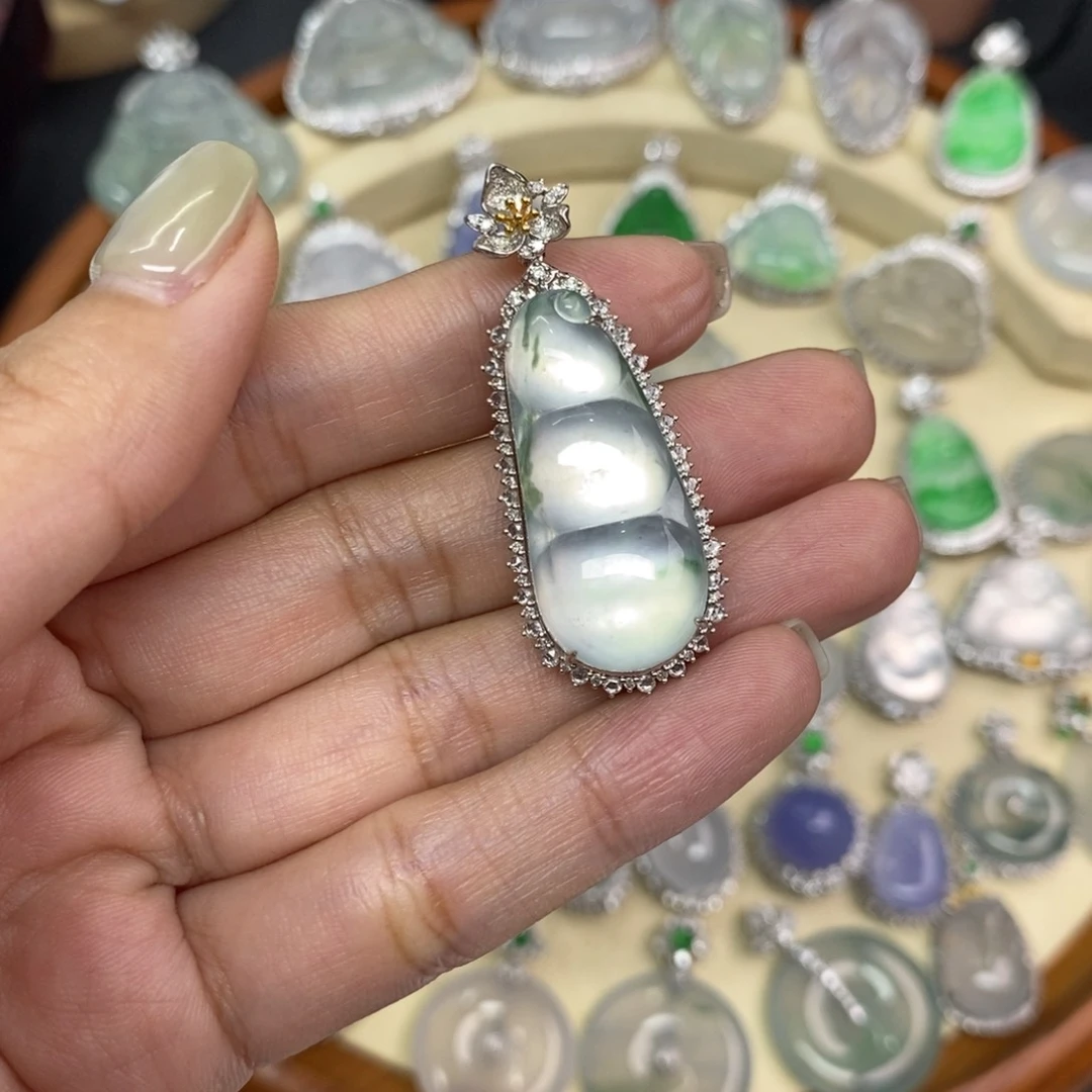 翡翠颈饰18K金镶嵌雪*?A货翡翠