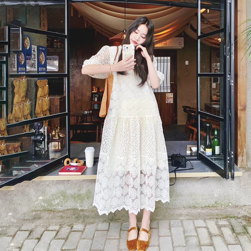甜美独特漂亮超仙米白色连衣裙女夏2025新款泡泡袖绣花巨好看裙子