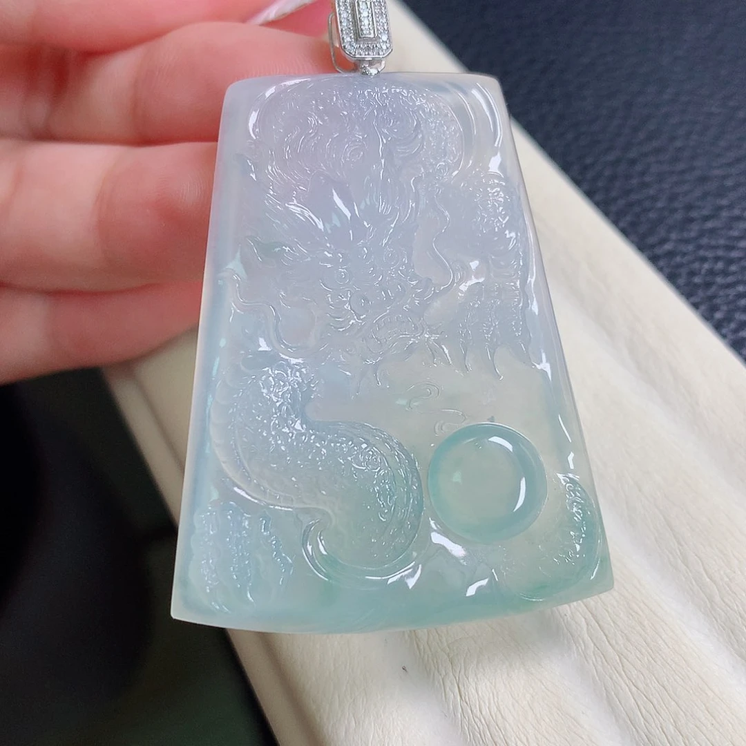 翡翠18K金镶嵌颈饰龙牌