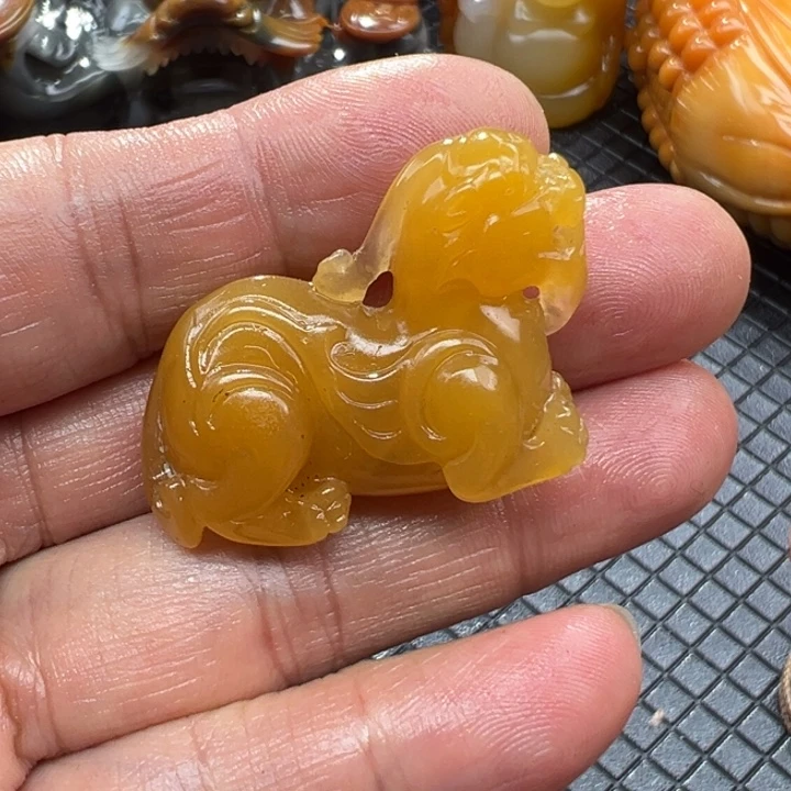 石英质玉（黄龙玉）颈饰未镶嵌