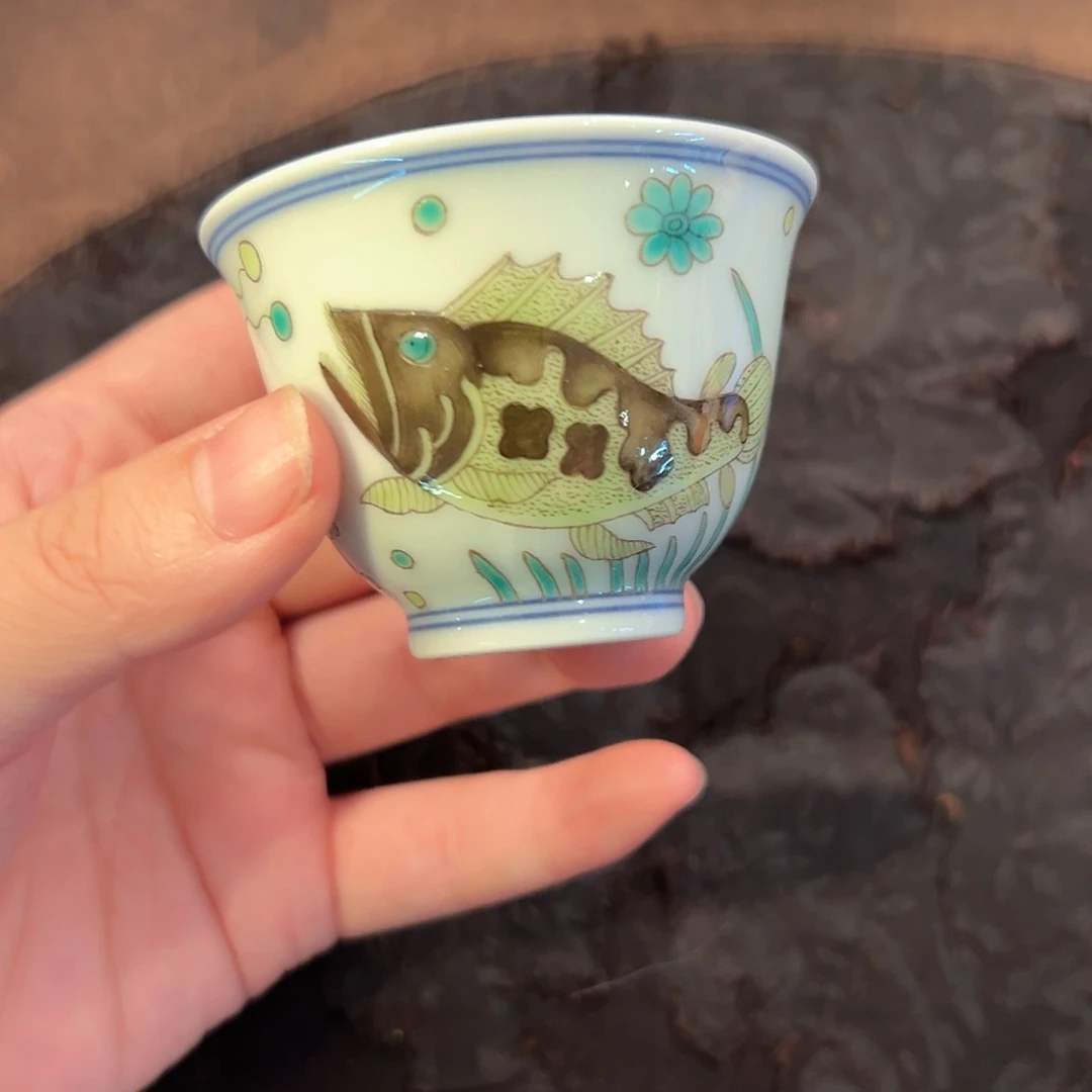 手绘鱼藻纹粉彩中杯
