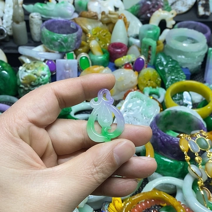 颈饰未镶嵌翡翠缅甸翡翠首饰市场