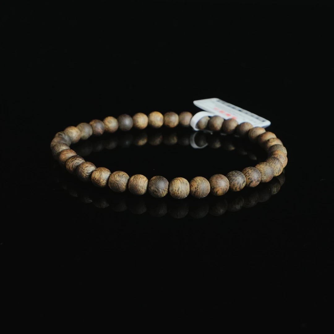 DY-C1553 越南芽庄绿奇楠沉水浮手串 0.5cm 3.1g