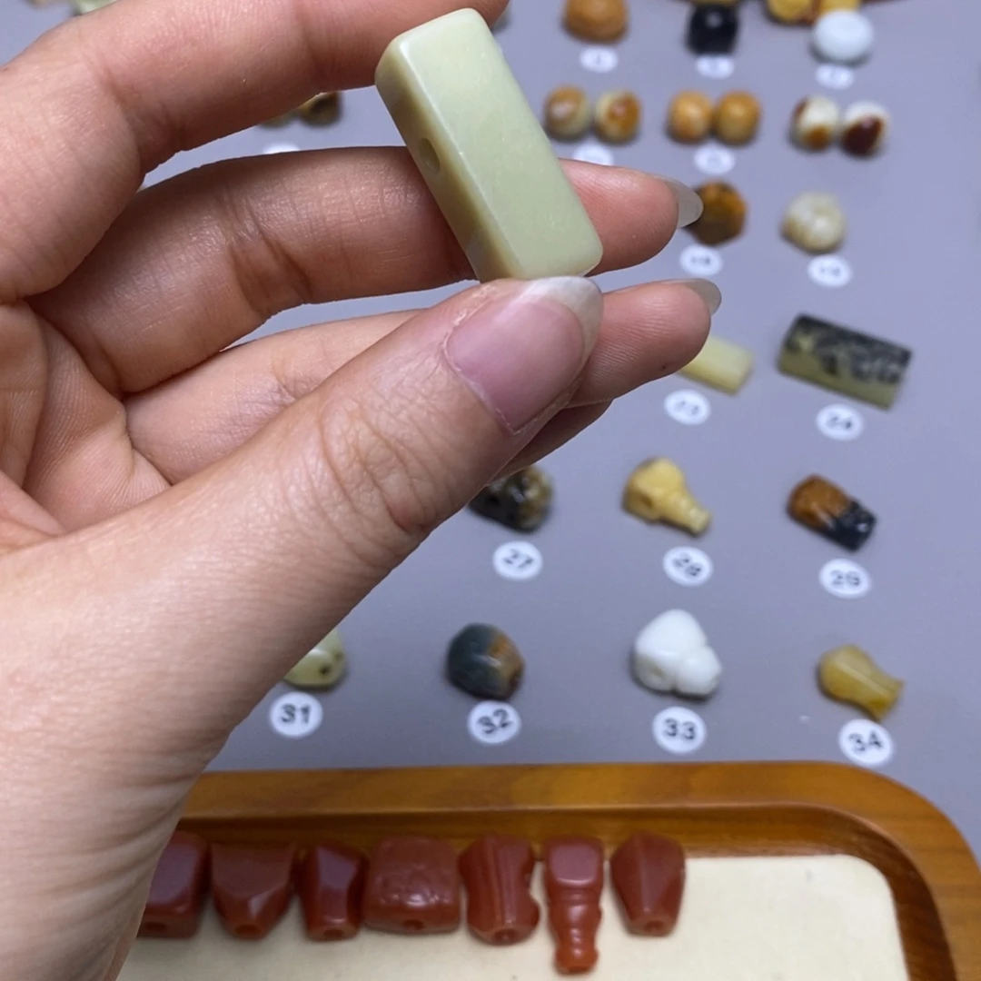 蛇纹石玉配饰合金我***水