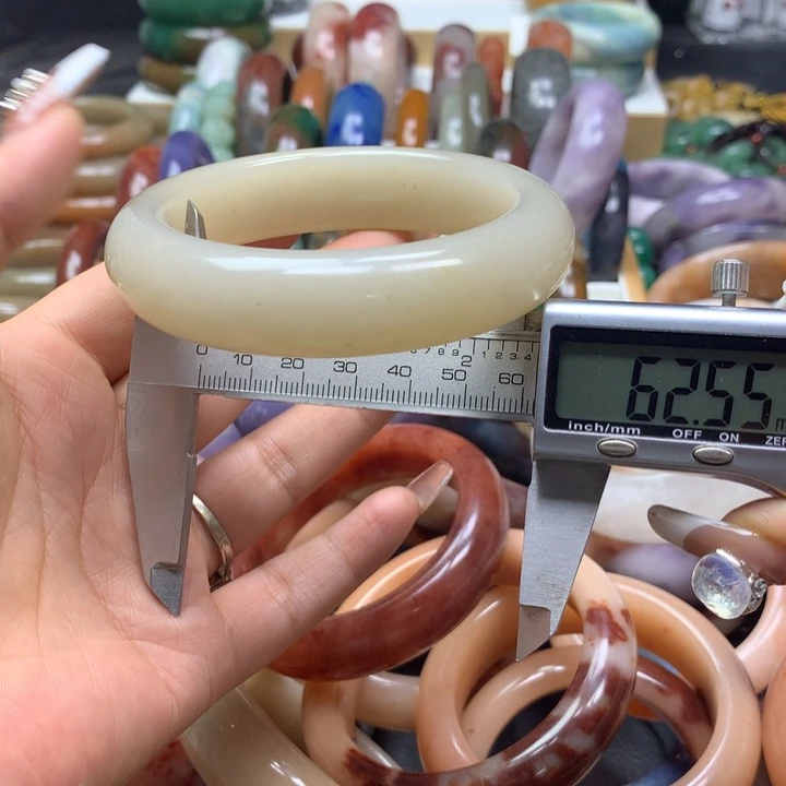 未镶嵌手镯石英质玉