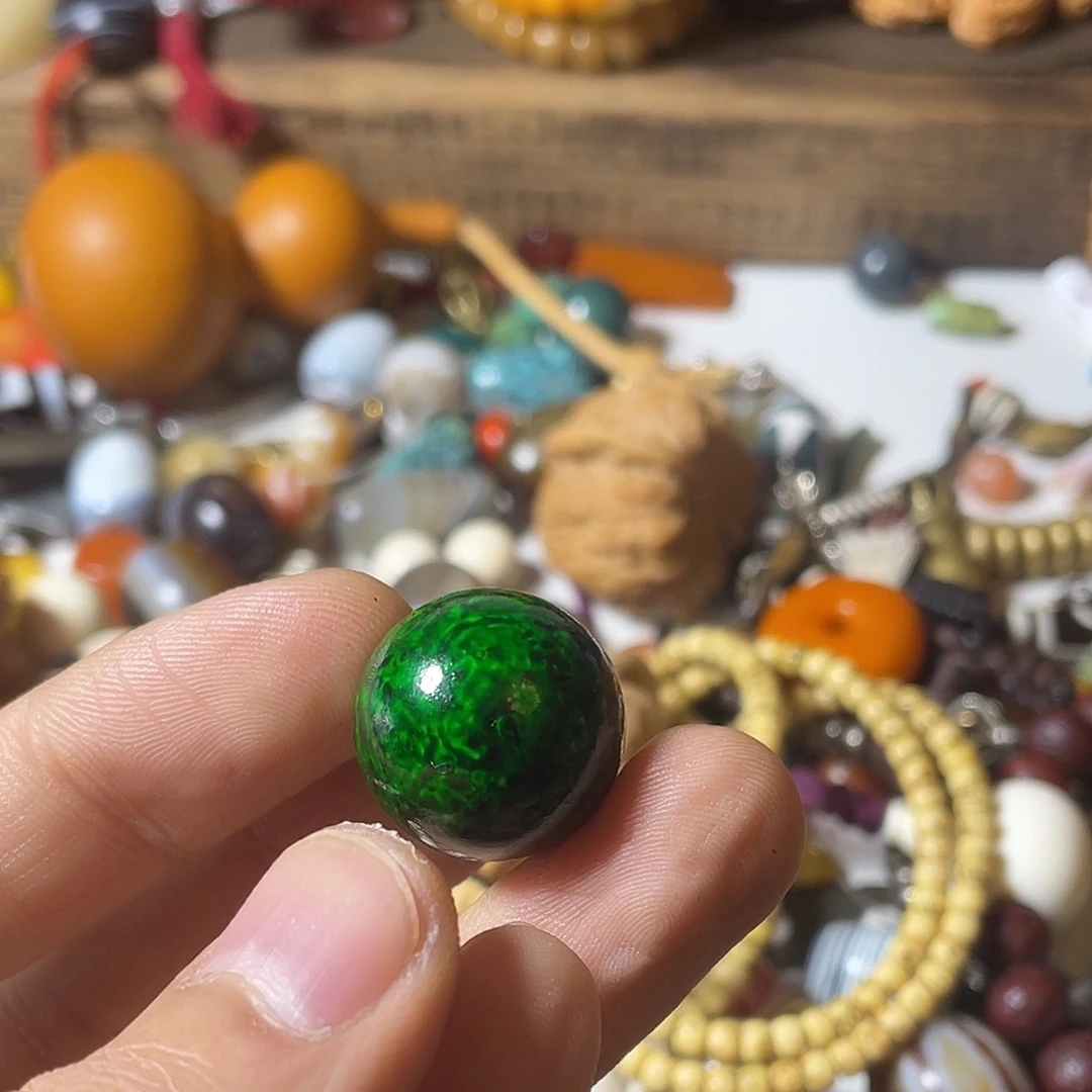 L****桃核吊坠珠子的颜色