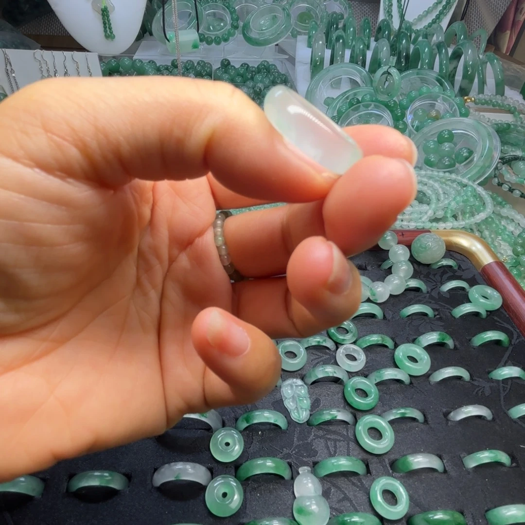 石英质玉（非洲翠）未镶嵌散珠白冰戒指