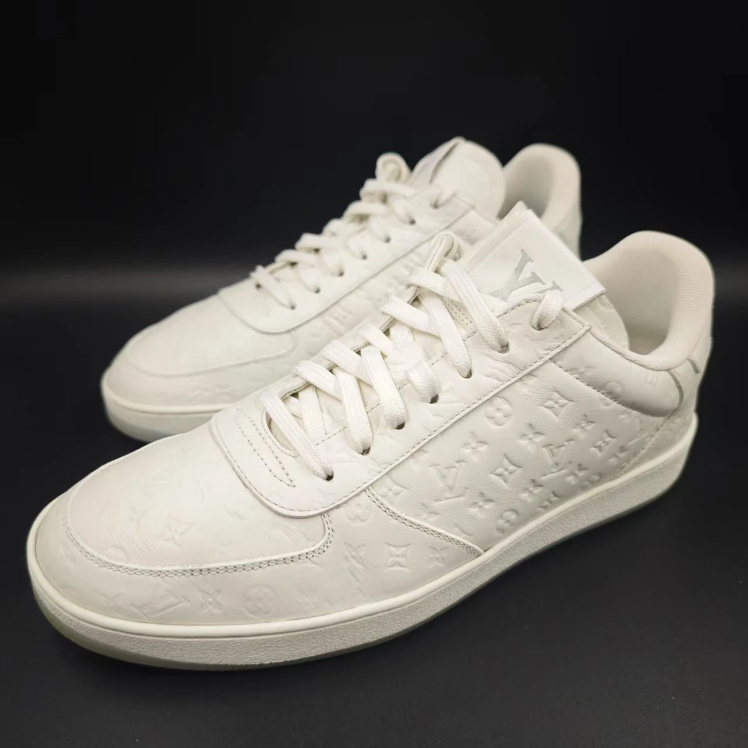 95新 LouisVuitton/路易威登 时尚白色浮雕印花板鞋40欧码 los460