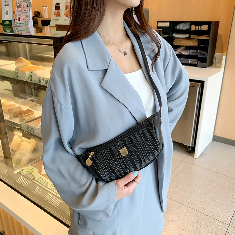 女士单肩压花腋下包2025韩版夏秋新款包包女个性零钱包百搭时尚