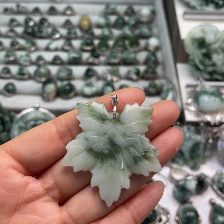 透闪石-蛇纹石玉颈饰未镶嵌