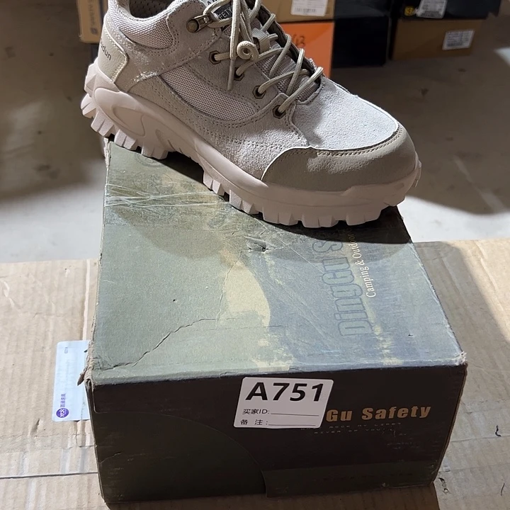 编号751号。 38码微瑕防砸防刺劳保鞋
