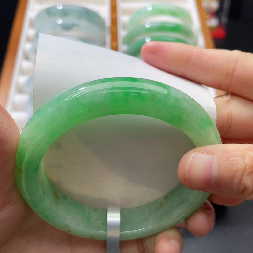 翡翠未镶嵌手镯56.6白底青