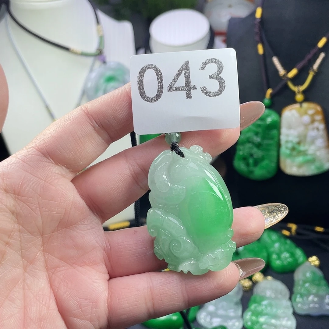 翡翠未镶嵌吊坠(赠链)