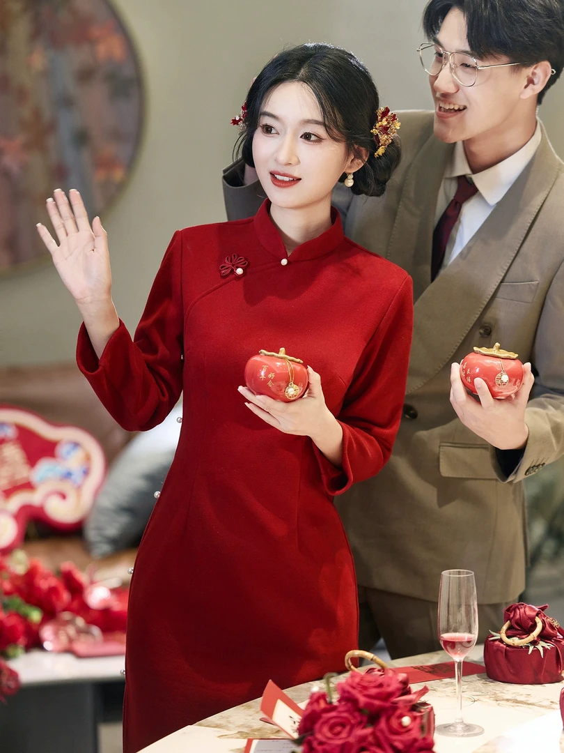 红色旗袍秋冬新款长袖毛呢加绒复古年轻款敬酒服新娘结婚连衣裙