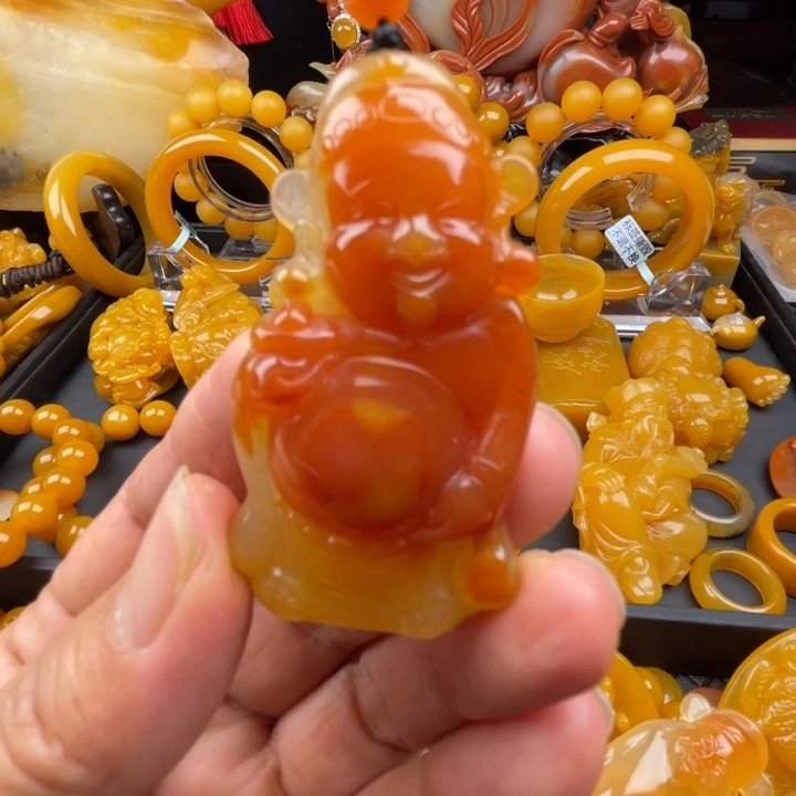 未镶嵌石英质玉(黄龙玉)颈饰桃**记