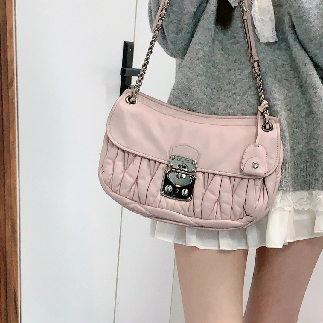 95新 MIU MIU/缪缪 miumiu烟雾粉褶皱斜挎包