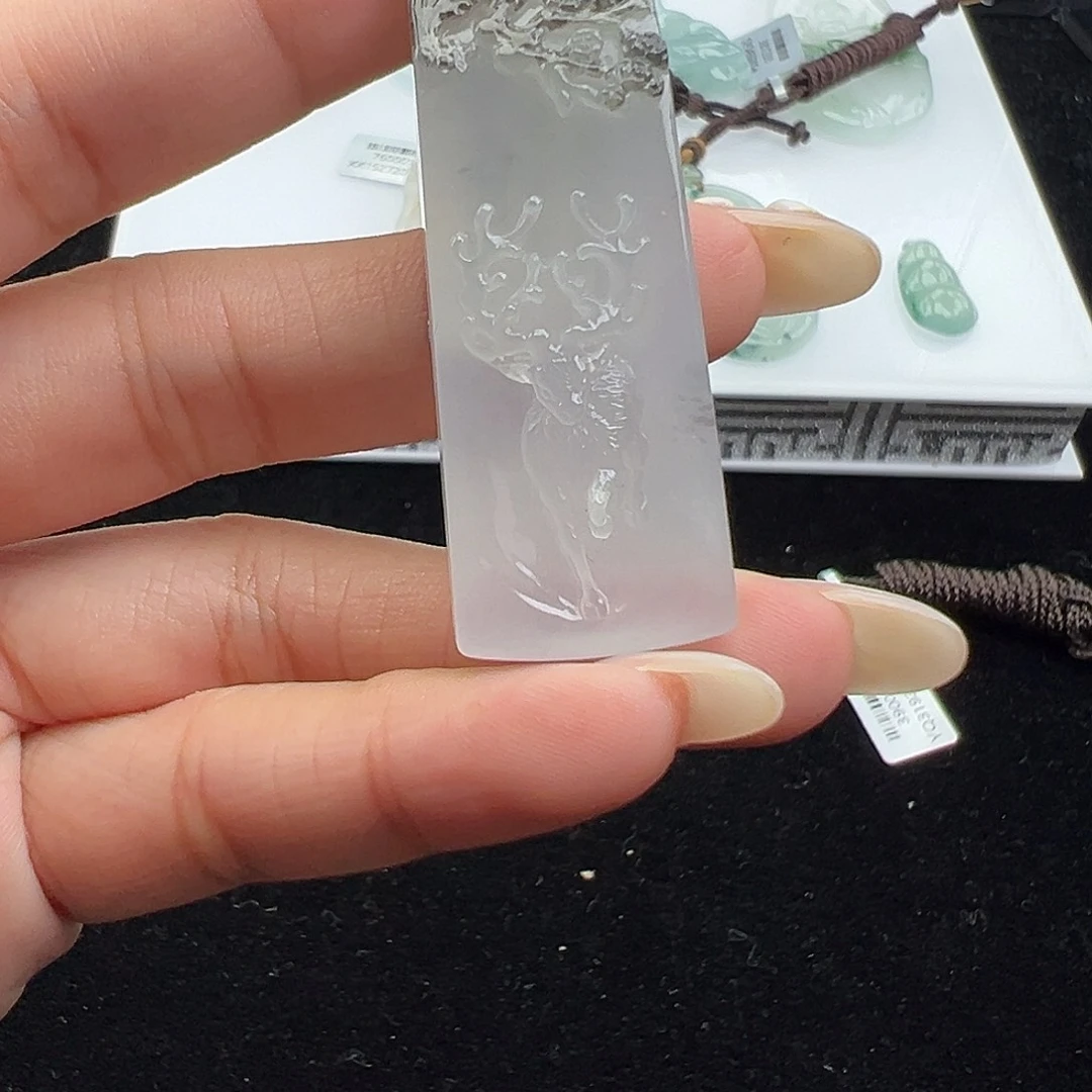 翡翠未镶嵌颈饰小鹿