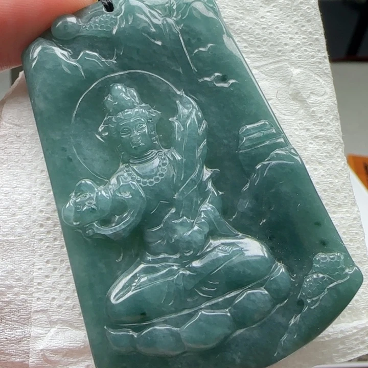 翡翠颈饰未镶嵌虚空