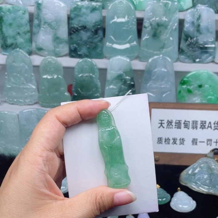 颈饰未镶嵌翡翠素衣观音