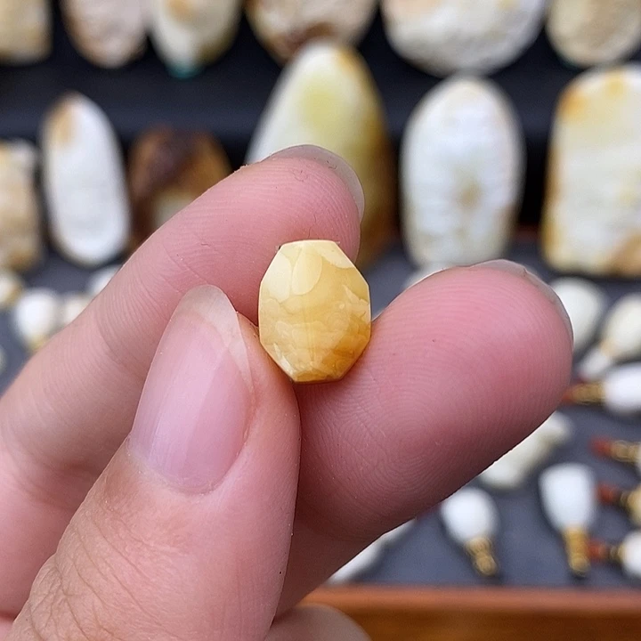 未镶嵌琥珀裸石背云b252