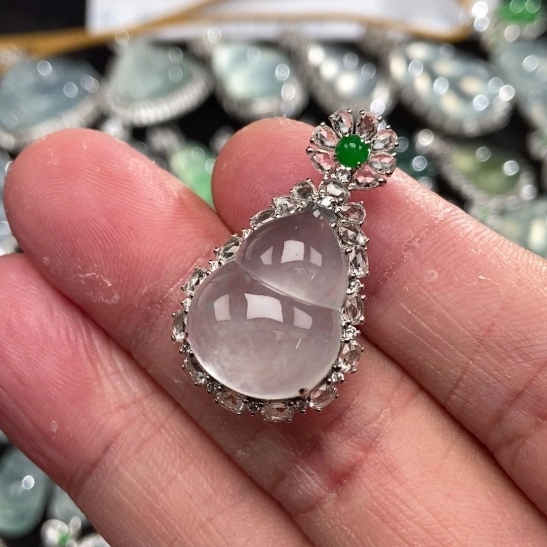 颈饰18K金镶嵌翡翠葫芦